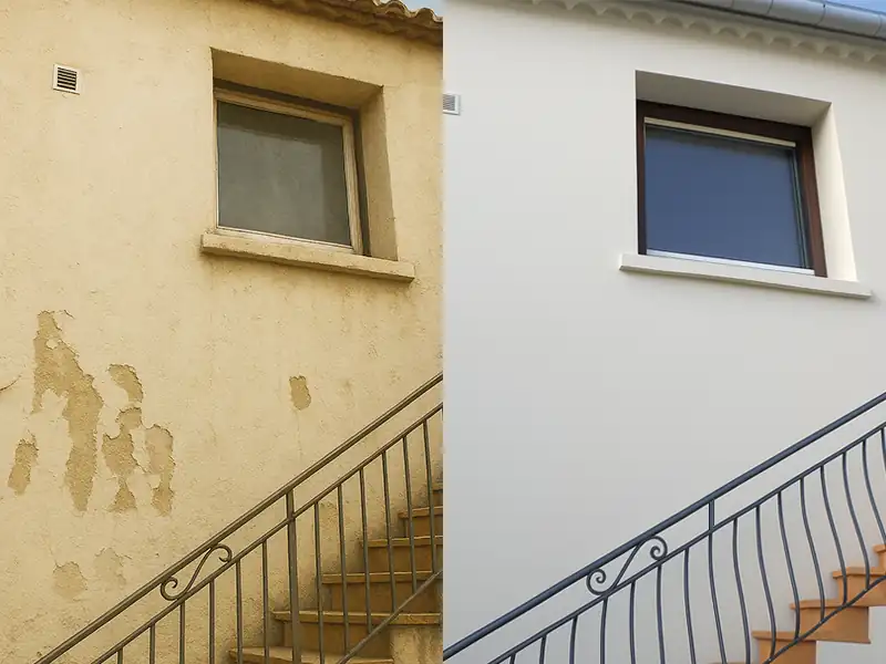 Réfection enduit extérieur - Renovation Sud Comparaison côte à côte du même bâtiment : à gauche, un mur et une fenêtre beige usés et écaillés ; à droite, un mur blanc lisse fraîchement peint, mettant en évidence la réfection enduit extérieur au-dessus des escaliers avec un garde-corps métallique.